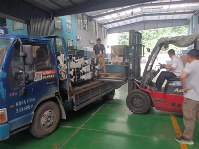 Este verano, en el taller de fábrica donde coexisten el sudor y la responsabi...